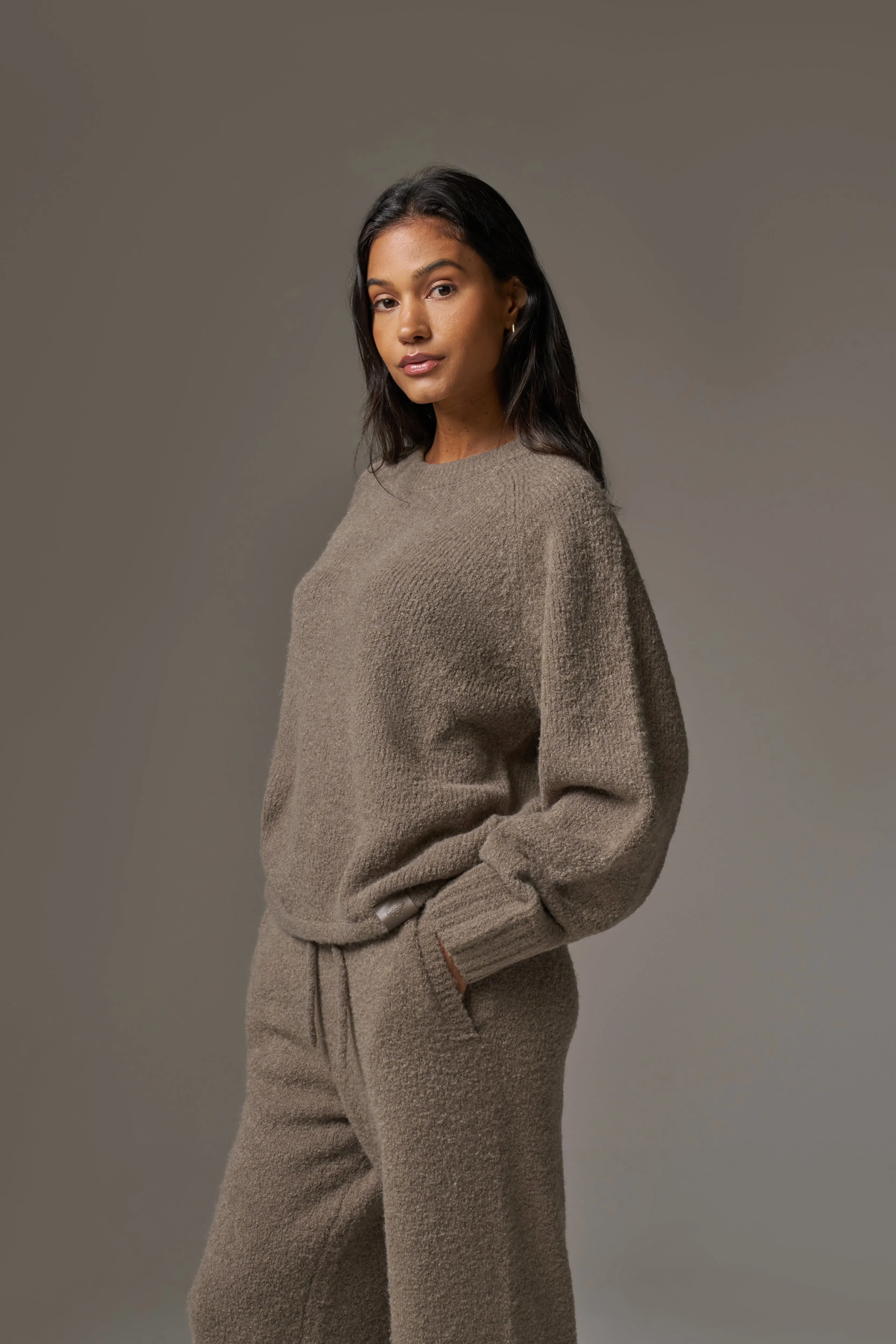 BOUCLE KNIT RAGLAN CREW - BROWN