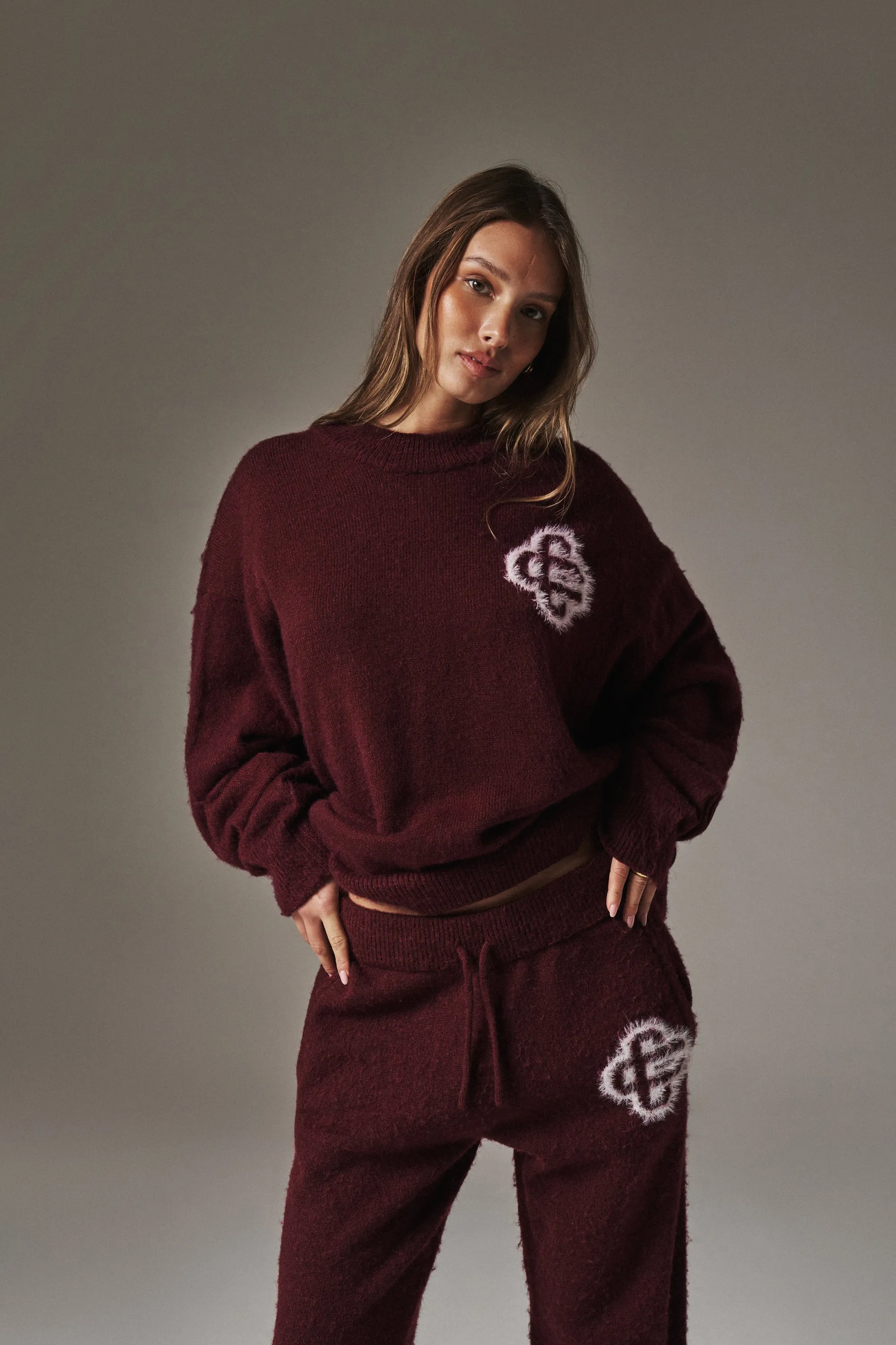 FLUFFY EMBLEM KNIT CREW - BURGUNDY