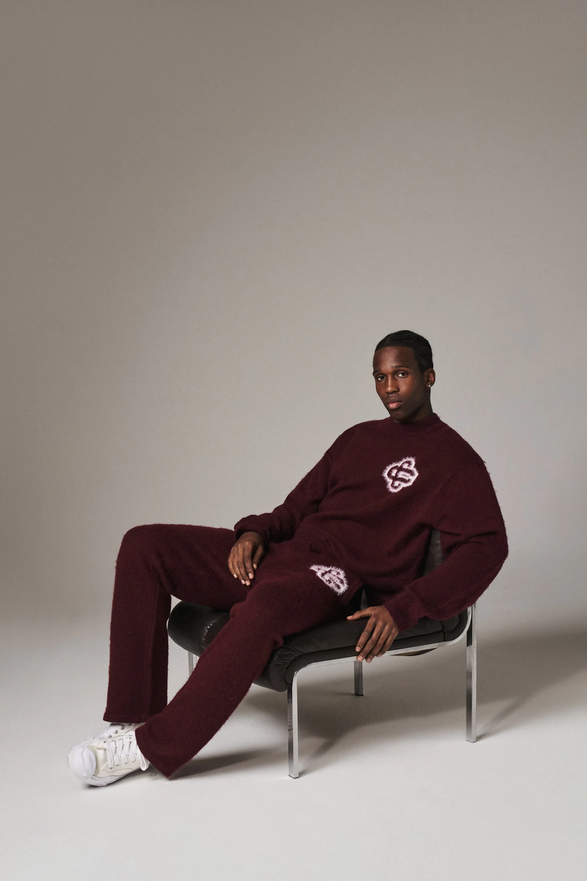 FLUFFY EMBLEM KNIT CREW - BURGUNDY