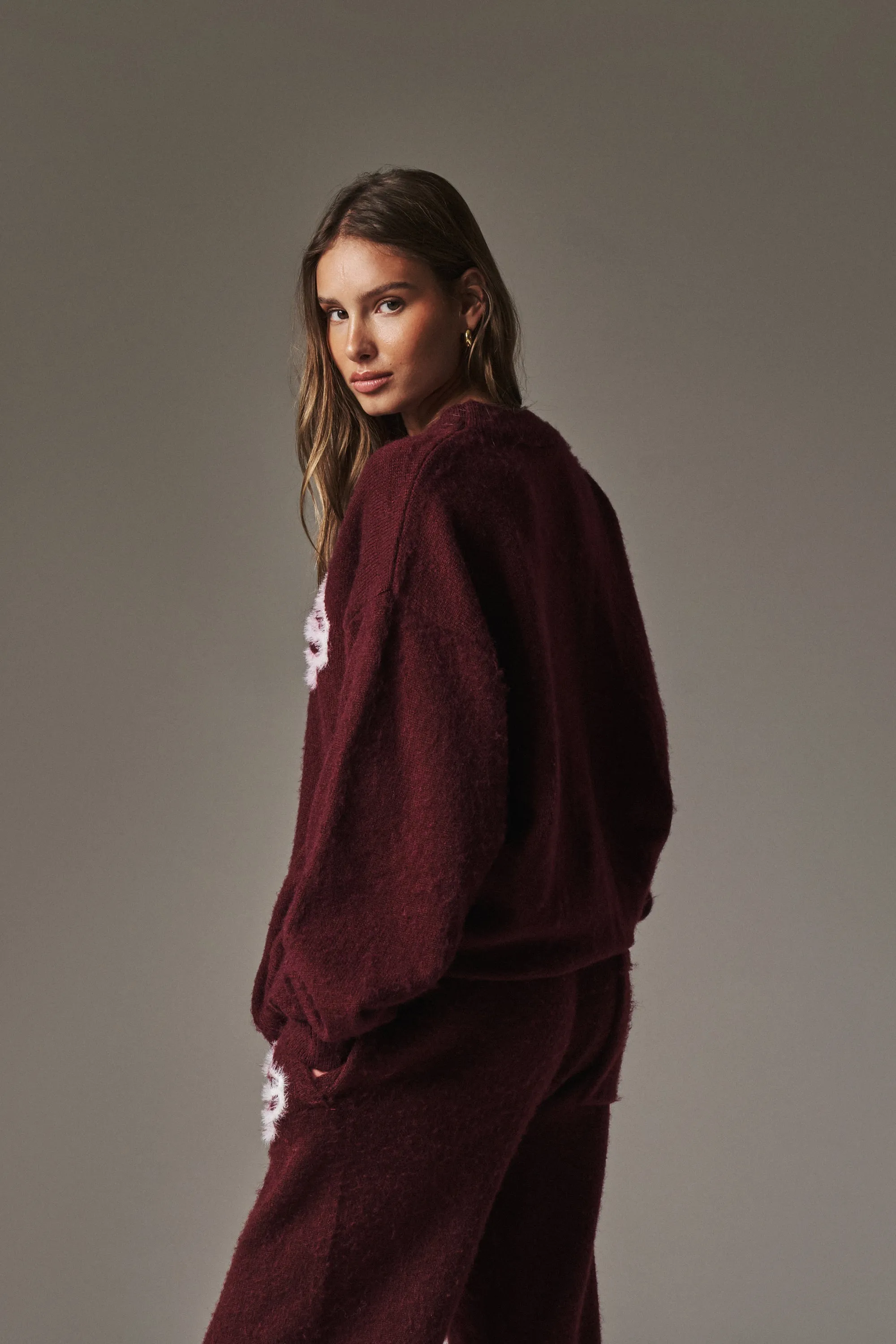 FLUFFY EMBLEM KNIT CREW - BURGUNDY
