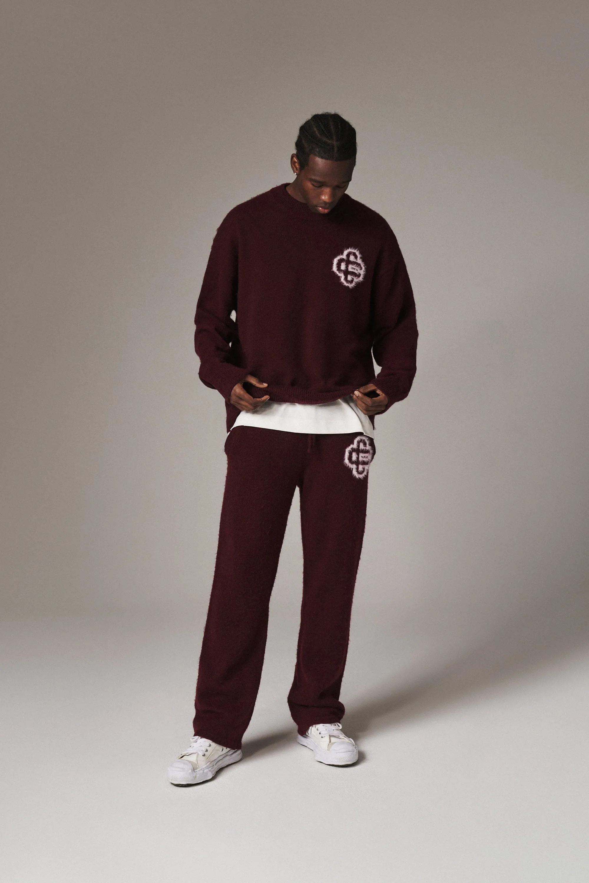 FLUFFY EMBLEM KNIT CREW - BURGUNDY