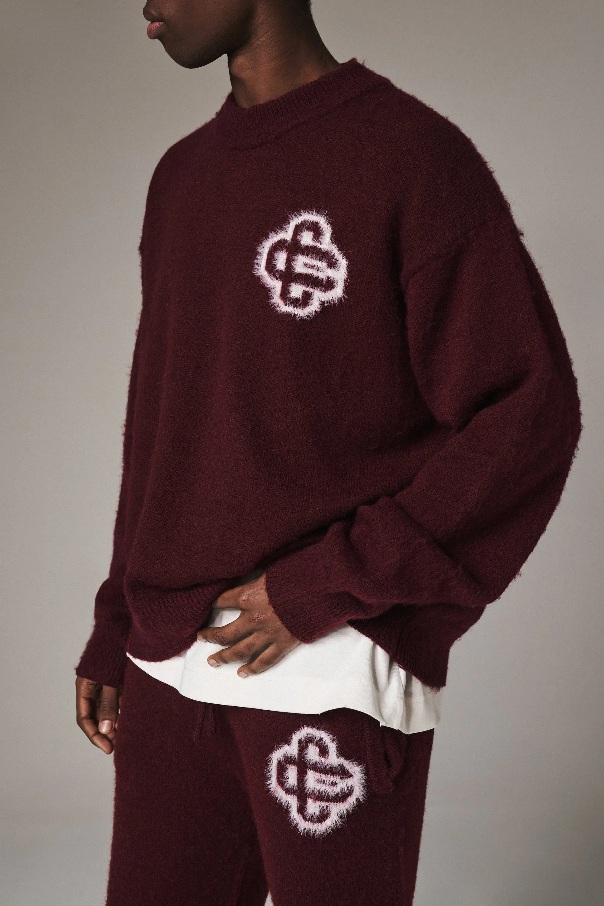 FLUFFY EMBLEM KNIT CREW - BURGUNDY