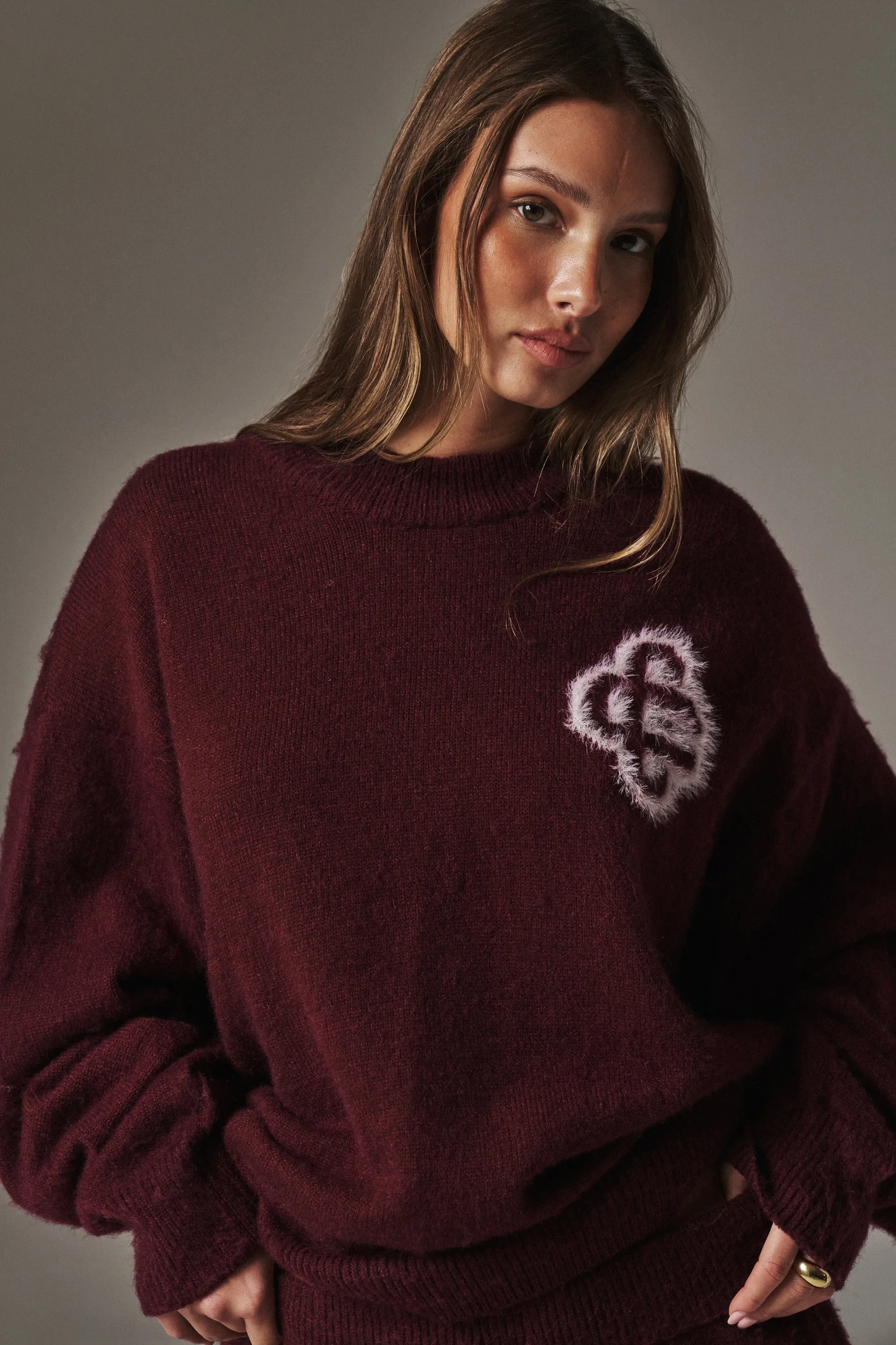 FLUFFY EMBLEM KNIT CREW - BURGUNDY