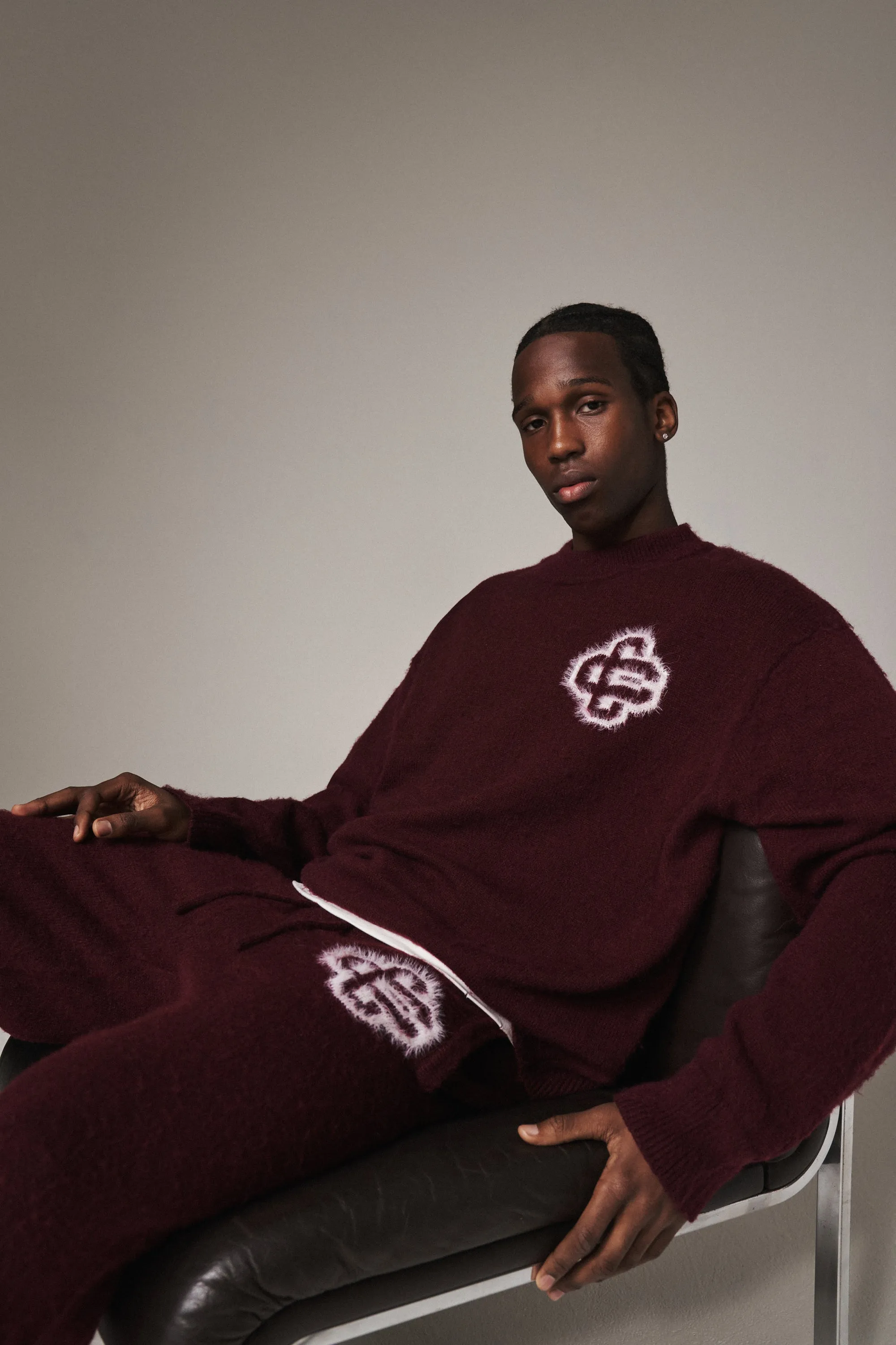 FLUFFY EMBLEM KNIT CREW - BURGUNDY