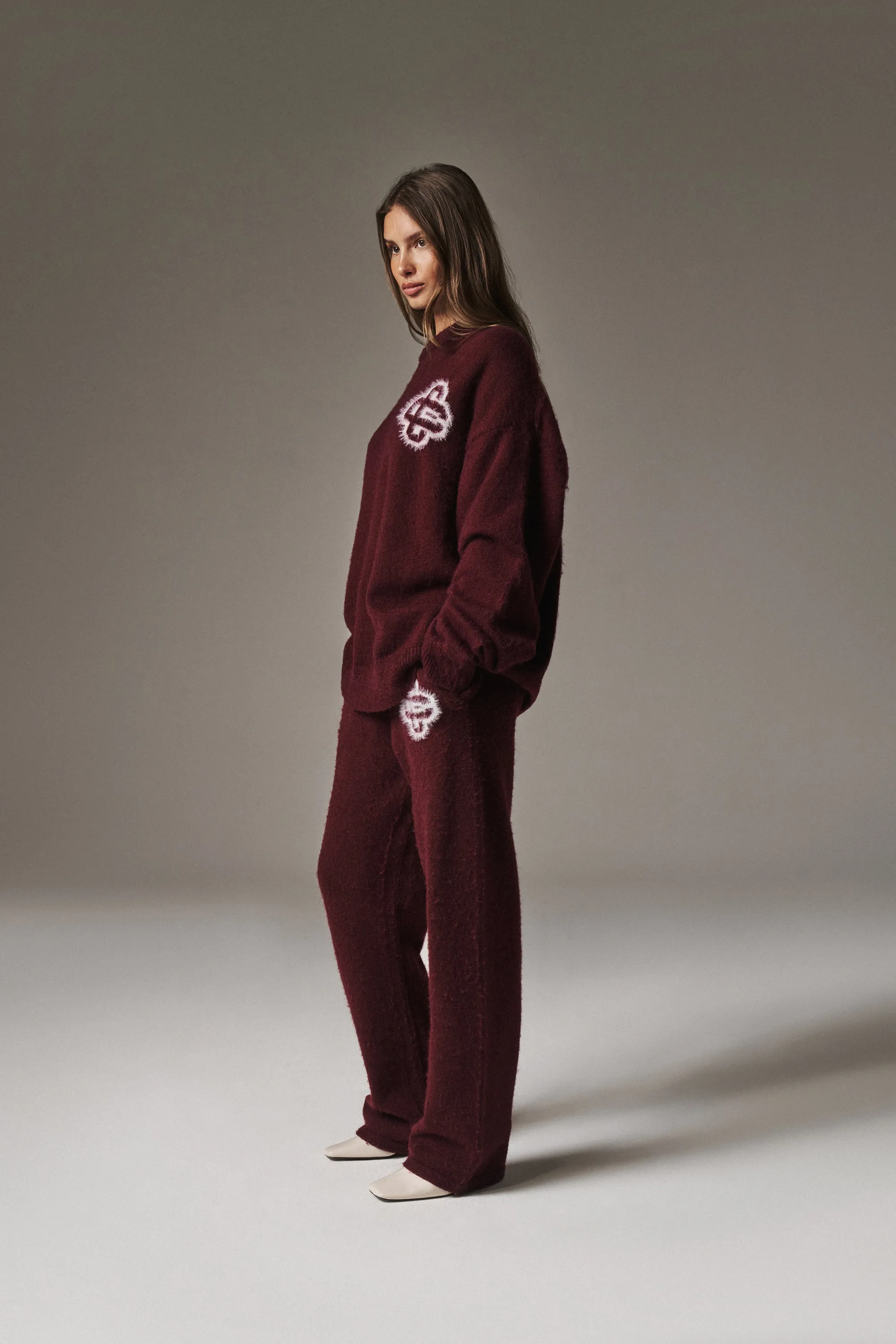 FLUFFY EMBLEM KNIT CREW - BURGUNDY