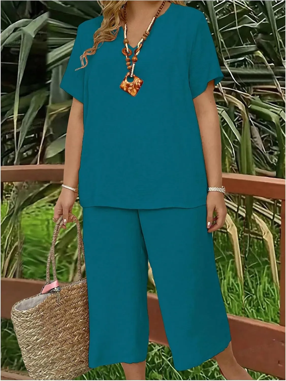 SOLY HUX Women's Plus Size 2 Piece Summer Outfits Notched V Neck Short Sleeve Tops and Capris Pants Set