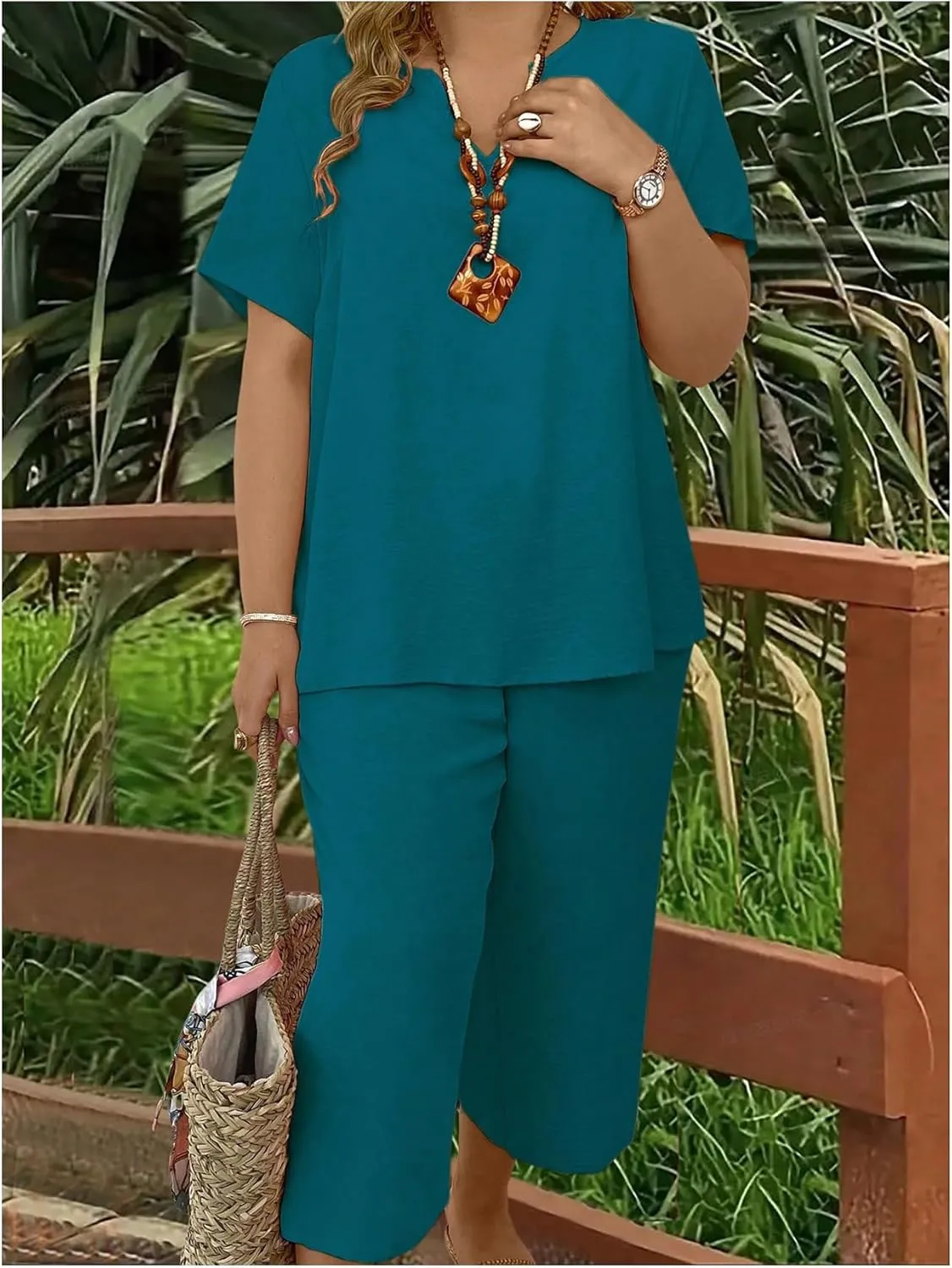 SOLY HUX Women's Plus Size 2 Piece Summer Outfits Notched V Neck Short Sleeve Tops and Capris Pants Set