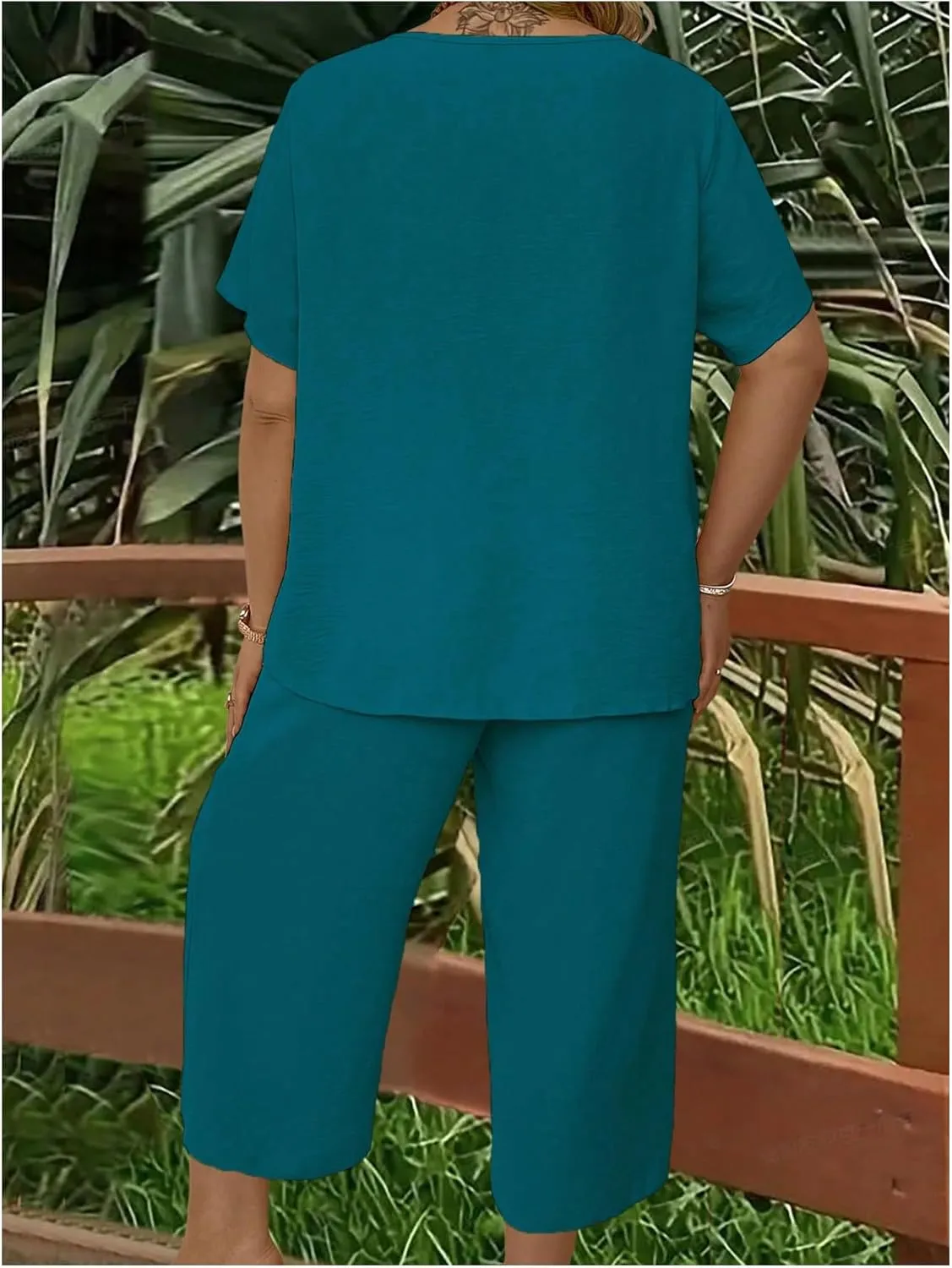 SOLY HUX Women's Plus Size 2 Piece Summer Outfits Notched V Neck Short Sleeve Tops and Capris Pants Set